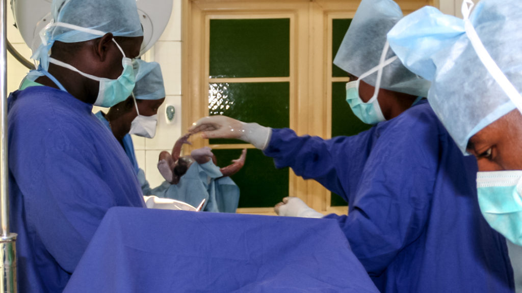 Kind kommt per Kaiserschnitt zur Welt