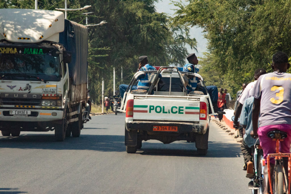 Polizisten fahren auf einem Pickup