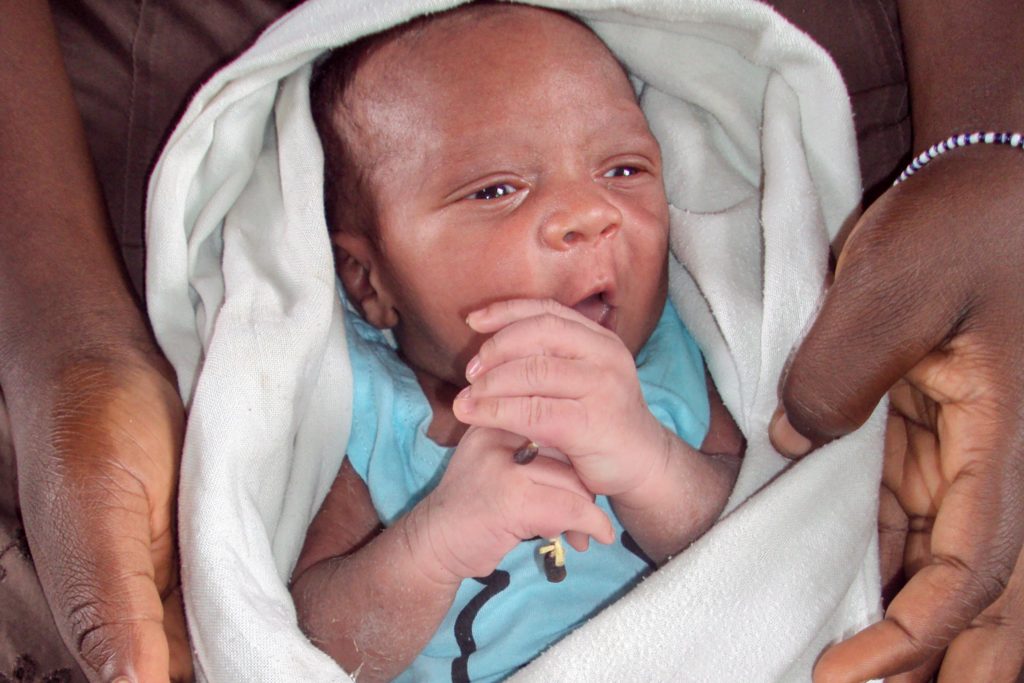Baby in der Hand des Vaters