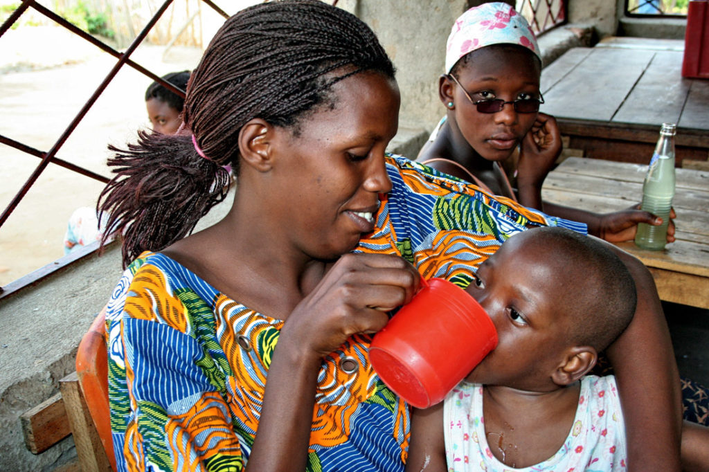 Kind in Burundi wird betreut