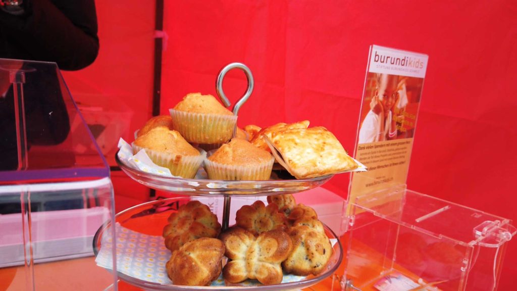 Kuchen Etage mit Backsachen