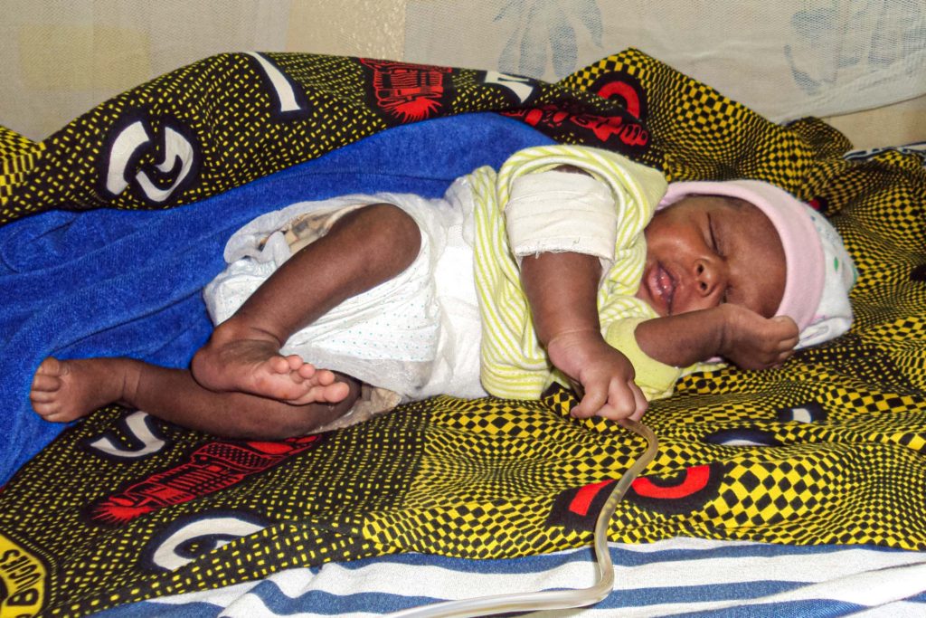 Baby mit Malaria im Spitalbett