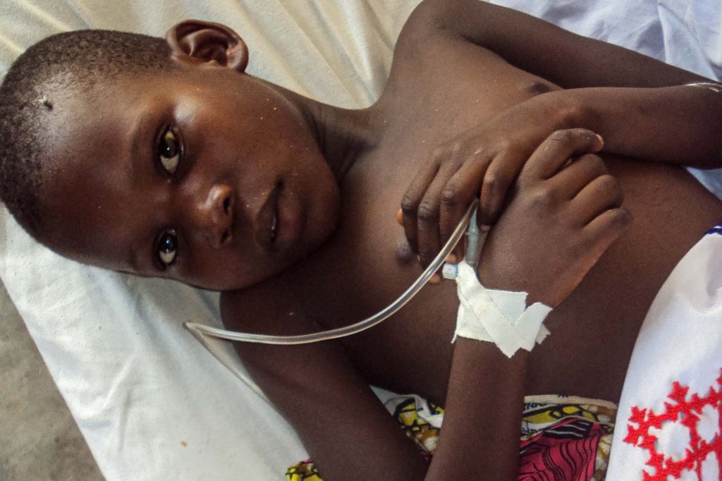 Junge mit Malaria im Spitalbett
