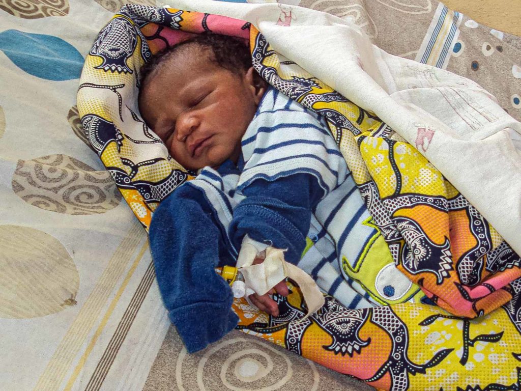Krankes Kind im Spitalbett in Burundi, Afrika