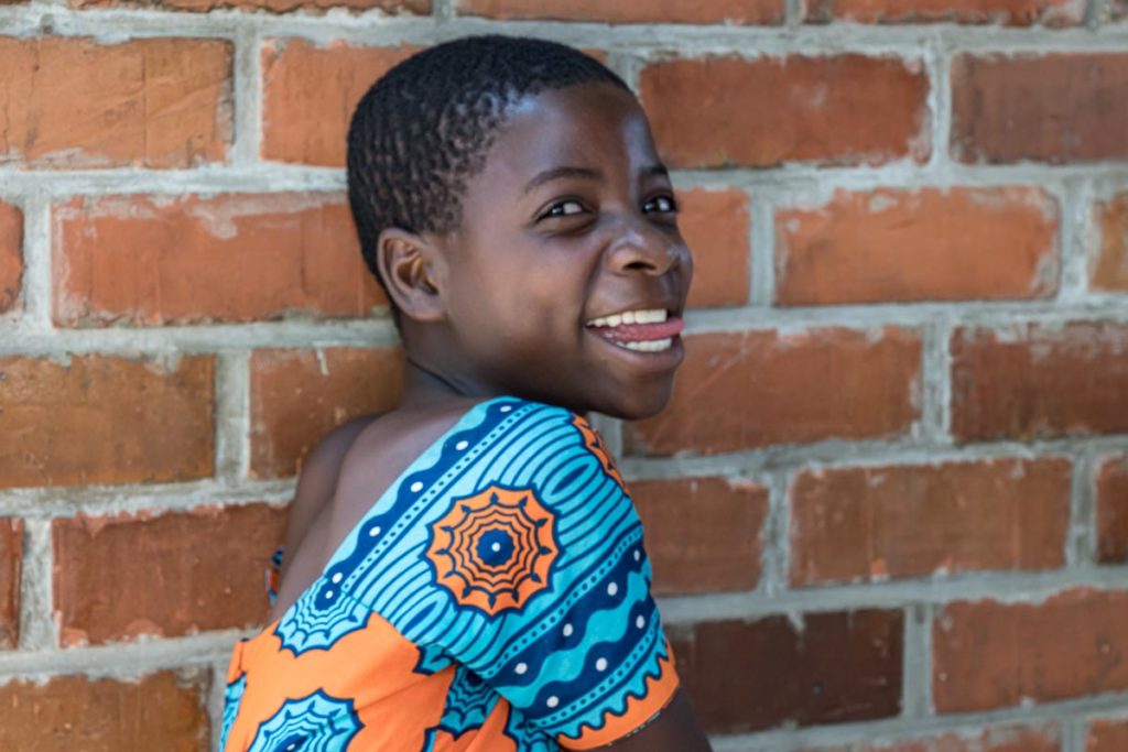 Mädchen in Burundi lacht