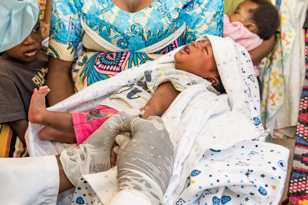 Baby in Burundi wird geimpft
