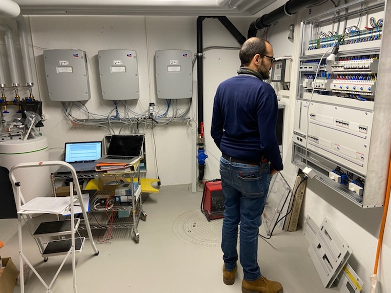 Test-Installation der elektronischen Solarkomponenten