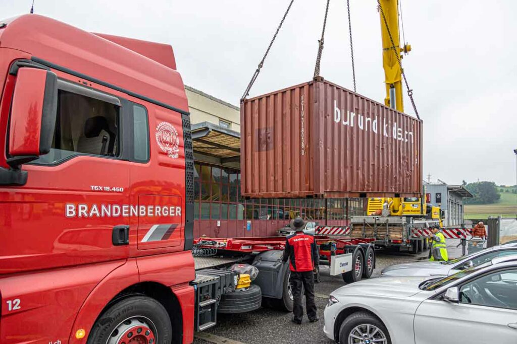 Container mit Solaranlage für das Spital