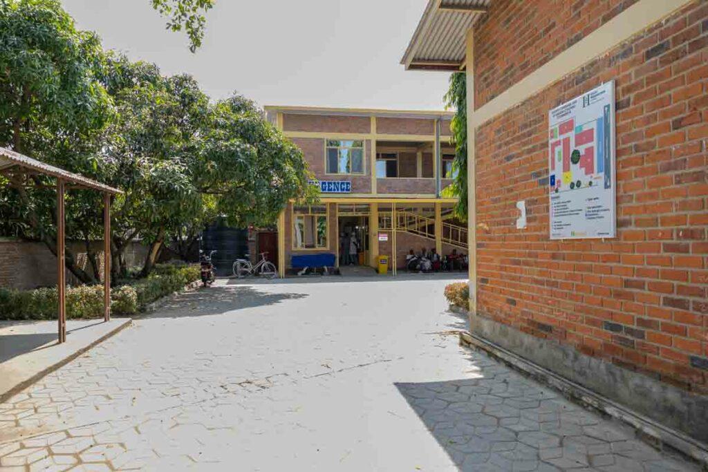 Pflasterung Spitalinnenhof in Burundi