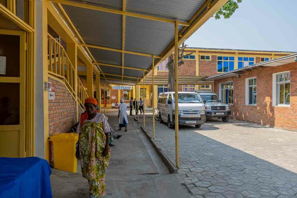 Pflasterung Spitalinnenhof in Burundi